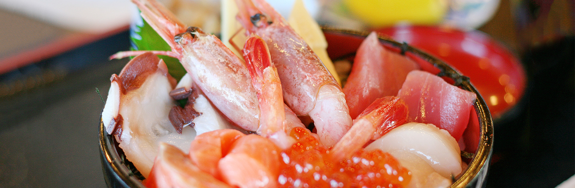 寿司屋が始めた海の丼 本格海鮮丼 並盛500円（税別） 追加トッピングできます！